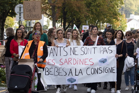 Manifestation à l'initiative du collectif "Pas de bébés à la consigne!", les professionnels de la petite enfance, crèches, dénoncent la pénurie de professionnels qualifiés ainsi qu'un nouvel arrêté autorisant le recrutement de personnel non diplômés. Rassemblement du 6 octobre 2022 à Bayonne au Pays basque.

Demonstration on the initiative of the collective "Pas de bébés à la consigne!", early childhood professionals denounce the shortage of qualified professionals as well as a new decree authorizing the recruitment of unqualified staff. Gathering on October 6, 2022 in Bayonne in the Basque Country.

Bayonne, Pays Basque, Euskal Herri, Basque Country, Nouvelle Aquitaine, New Aquitaine, Pyrénées Atlantiques, Sud Ouest, France, Europe.