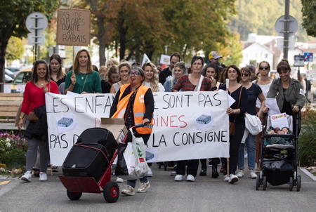 Manifestation à l'initiative du collectif "Pas de bébés à la consigne!", les professionnels de la petite enfance, crèches, dénoncent la pénurie de professionnels qualifiés ainsi qu'un nouvel arrêté autorisant le recrutement de personnel non diplômés. Rassemblement du 6 octobre 2022 à Bayonne au Pays basque.

Demonstration on the initiative of the collective "Pas de bébés à la consigne!", early childhood professionals denounce the shortage of qualified professionals as well as a new decree authorizing the recruitment of unqualified staff. Gathering on October 6, 2022 in Bayonne in the Basque Country.

Bayonne, Pays Basque, Euskal Herri, Basque Country, Nouvelle Aquitaine, New Aquitaine, Pyrénées Atlantiques, Sud Ouest, France, Europe.