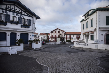 Guethary sur la côte basque, Pays Basque. Hôtel Bar restaurant LE MADRID, ouvert uniquement de mi-Avril à fin Octobre et le BAR BASQUE. Guéthary à été élu premier village de France ( Au Pays basque ) où il fait bon vivre par le classement de lAssociation des villes et villages de France. Village BOBO ou « The place to be », son petit nom caché sur les reseaux sociaux, ce n'est pas du gout de tout le monde avec un tarif de 20 000 euros au mètre carré pour un front de mer, très compliqué de descendre en dessous de 8000 euros du mètre carré. Pour lédile de la commune qui peine à faire exercer le droit de préemption de la mairie pour la construction de logements sociaux, la crainte de voir son village  transformé en « ghetto de riches » est bien réelle. Pire encore, il y aurait la situation de la station balnéaire, morte en hiver et surpeuplée en été.

Guethary on the Basque coast, Basque Country. Hotel Bar restaurant LE MADRID, only open from mid-April to the end of October and the Basque Bar. Guéthary has been elected the first village in France (in the Basque Country) where life is good by the classification of the Association of towns and villages of France. Village BOBO or "The place to be", its little name hidden on social networks, it's not to everyone's taste with a price of 20,000 euros per square meter for a seafront, very complicated to go down below 8000 euros per square meter. For the city councilor who is struggling to exercise the town hall's right of first refusal for the construction of social housing, the fear of seeing his village transformed into a "rich ghetto" is very real. Worse still would be the resort situation, dead in winter and overcrowded in summer.

Guethary, Pays basque, Nouvelle-Aquitaine, New-Aquitaine, Pyrénées-Atlantiques, Pays Basque, Europe, France.