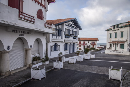 Guethary sur la côte basque, Pays Basque. Hôtel Bar restaurant LE MADRID, ouvert uniquement de mi-Avril à fin Octobre et fermé de Novembre à la fin Mars. Guéthary à été élu premier village de France ( Au Pays basque ) où il fait bon vivre par le classement de lAssociation des villes et villages de France. Village BOBO ou « The place to be », son petit nom caché sur les reseaux sociaux, ce n'est pas du gout de tout le monde avec un tarif de 20 000 euros au mètre carré pour un front de mer, très compliqué de descendre en dessous de 8000 euros du mètre carré. Pour lédile de la commune qui peine à faire exercer le droit de préemption de la mairie pour la construction de logements sociaux, la crainte de voir son village  transformé en « ghetto de riches » est bien réelle. Pire encore, il y aurait la situation de la station balnéaire, morte en hiver et surpeuplée en été.

Guethary on the Basque coast, Basque Country. Hotel Bar restaurant LE MADRID, only open from mid-April to the end of October and close from November to the end of March. Guéthary has been elected the first village in France (in the Basque Country) where life is good by the classification of the Association of towns and villages of France. Village BOBO or "The place to be", its little name hidden on social networks, it's not to everyone's taste with a price of 20,000 euros per square meter for a seafront, very complicated to go down below 8000 euros per square meter. For the city councilor who is struggling to exercise the town hall's right of first refusal for the construction of social housing, the fear of seeing his village transformed into a "rich ghetto" is very real. Worse still would be the resort situation, dead in winter and overcrowded in summer.

Guethary, Pays basque, Nouvelle-Aquitaine, New-Aquitaine, Pyrénées-Atlantiques, Pays Basque, Europe, France.