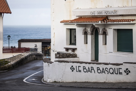 Guethary sur la côte basque, Pays Basque. Le BAR BASQUE (photo) . Guéthary à été élu premier village de France ( Au Pays basque ) où il fait bon vivre par le classement de lAssociation des villes et villages de France. Village BOBO ou « The place to be », son petit nom caché sur les reseaux sociaux, ce n'est pas du gout de tout le monde avec un tarif de 20 000 euros au mètre carré pour un front de mer, très compliqué de descendre en dessous de 8000 euros du mètre carré. Pour lédile de la commune qui peine à faire exercer le droit de préemption de la mairie pour la construction de logements sociaux, la crainte de voir son village  transformé en « ghetto de riches » est bien réelle. Pire encore, il y aurait la situation de la station balnéaire, morte en hiver et surpeuplée en été.

Guethary on the Basque coast, Basque Country. The Basque Bar (photo). Guéthary has been elected the first village in France (in the Basque Country) where life is good by the classification of the Association of towns and villages of France. Village BOBO or "The place to be", its little name hidden on social networks, it's not to everyone's taste with a price of 20,000 euros per square meter for a seafront, very complicated to go down below 8000 euros per square meter. For the city councilor who is struggling to exercise the town hall's right of first refusal for the construction of social housing, the fear of seeing his village transformed into a "rich ghetto" is very real. Worse still would be the resort situation, dead in winter and overcrowded in summer.

Guethary, Pays basque, Nouvelle-Aquitaine, New-Aquitaine, Pyrénées-Atlantiques, Pays Basque, Europe, France.