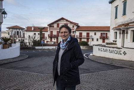 Guethary sur la côte basque, Pays Basque. Saison mort en Hiver et surpopulation en été. La spéculation immobilière fait des ravages. Guéthary à été élu premier village de France ( Au Pays basque ) où il fait bon vivre par le classement de lAssociation des villes et villages de France. Village BOBO ou « The place to be », son petit nom caché sur les reseaux sociaux, ce n'est pas du gout de tout le monde avec un tarif de 20 000 euros au mètre carré pour un front de mer, très compliqué de descendre en dessous de 8000 euros du mètre carré. Pour lédile de la commune
Marie-Pierre Burre-Cassou, Maire de Guéthary (Photo) qui peine à faire exercer le droit de préemption de la mairie pour la construction de logements sociaux, la crainte de voir son village  transformé en « ghetto de riches » est bien réelle.

Guethary on the Basque coast, Basque Country. Dead season in winter and overcrowding in summer. Real estate speculation is rampant. Guéthary has been elected the first village in France (in the Basque Country) where life is good by the classification of the Association of towns and villages of France. Village BOBO or "The place to be", its little name hidden on social networks, it's not to everyone's taste with a price of 20,000 euros per square meter for a seafront, very complicated to go down below 8000 euros per square meter. For the municipal councilor
Marie-Pierre Burre-Cassou, Mayor of Guéthary (Photo) who is struggling to exercise the town hall's right of first refusal for the construction of social housing, the fear of seeing his village transformed into a "rich ghetto" is very real.

Guethary, Pays basque, Nouvelle-Aquitaine, New-Aquitaine, Pyrénées-Atlantiques, Pays Basque, Europe, France.