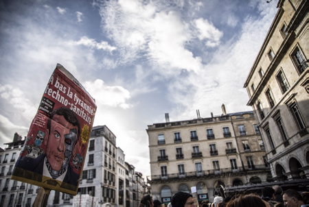 Pancarte avec un portrait du Président de la république Française Emmanuel Macron en TERMINATOR, lors de la manifestation contre l'instauration et la mise en place du Passeport Sanitaire maintenant, Pass Vaccinal à Bayonne au Pays Basque le 8 janvier 2022.
Signboard with a portrait of the President of the French Republic Emmanuel Macron in TERMINATOR, during the demonstration against the establishment and implementation of the Sanitary Passport now, Pass Vaccinal in Bayonne in the Basque Country on January 8, 2022.
Bayonne, Pays basque, Côte basque, 64 , Nouvelle Aquitaine, Pyrénées Atlantiques, Sud Ouest, France, Europe. New Aquitaine, Basque Country.