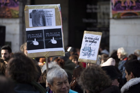Pancarte et slogan "Manu, nous aussi on t'emmerde" et pancarte anti media "Le virus c'est les médias" lors de la manifestation contre l'instauration et la mise en place du Passeport Sanitaire maintenant, Pass Vaccinal à Bayonne au Pays Basque le 8 janvier 2022.
Sign and slogan "Manu, we shit you too" and anti-media sign "The virus is the media" during the demonstration against the establishment and implementation of the Health Passport now, Vaccinal Pass in Bayonne in the Country Basque on January 8, 2022.
Bayonne, Pays basque, Côte basque, 64 , Nouvelle Aquitaine, Pyrénées Atlantiques, Sud Ouest, France, Europe. New Aquitaine, Basque Country.