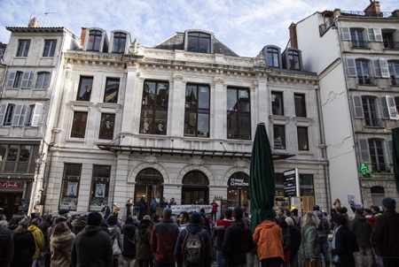 Passage et arrêt des manifestants devant et dans le bâtiment abritant les locaux du journal et quotidien Sud-Ouest pour faire connaitre leur mécontentement vis à vis du traitement de l'information concernant la crise sanitaire. Manifestation contre l'instauration et la mise en place du Passeport Sanitaire maintenant, Pass Vaccinal à Bayonne au Pays Basque le 8 janvier 2022.
Passage and stop of the demonstrators in front of and in the building housing the premises of the newspaper and daily Sud-Ouest to make known their dissatisfaction with the treatment of information concerning the health crisis. Demonstration against the establishment and implementation of the Sanitary Passport now, Pass Vaccinal in Bayonne in the Basque Country on January 8, 2022.
Bayonne, Pays basque, Côte basque, 64 , Nouvelle Aquitaine, Pyrénées Atlantiques, Sud Ouest, France, Europe. New Aquitaine, Basque Country.