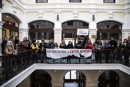Passage et arrêt des manifestants devant et dans le bâtiment abritant les locaux du journal et quotidien Sud-Ouest pour faire connaitre leur mécontentement vis à vis du traitement de l'information concernant la crise sanitaire. Manifestation contre l'instauration et la mise en place du Passeport Sanitaire maintenant, Pass Vaccinal à Bayonne au Pays Basque le 8 janvier 2022.
Passage and stop of the demonstrators in front of and in the building housing the premises of the newspaper and daily Sud-Ouest to make known their dissatisfaction with the treatment of information concerning the health crisis. Demonstration against the establishment and implementation of the Sanitary Passport now, Pass Vaccinal in Bayonne in the Basque Country on January 8, 2022.
Bayonne, Pays basque, Côte basque, 64 , Nouvelle Aquitaine, Pyrénées Atlantiques, Sud Ouest, France, Europe. New Aquitaine, Basque Country.