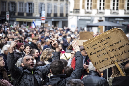Passage et arrêt des manifestants devant et dans le bâtiment abritant les locaux du journal et quotidien Sud-Ouest pour faire connaitre leur mécontentement vis à vis du traitement de l'information concernant la crise sanitaire. Manifestation contre l'instauration et la mise en place du Passeport Sanitaire maintenant, Pass Vaccinal à Bayonne au Pays Basque le 8 janvier 2022.
Passage and stop of the demonstrators in front of and in the building housing the premises of the newspaper and daily Sud-Ouest to make known their dissatisfaction with the treatment of information concerning the health crisis. Demonstration against the establishment and implementation of the Sanitary Passport now, Pass Vaccinal in Bayonne in the Basque Country on January 8, 2022.
Bayonne, Pays basque, Côte basque, 64 , Nouvelle Aquitaine, Pyrénées Atlantiques, Sud Ouest, France, Europe. New Aquitaine, Basque Country.