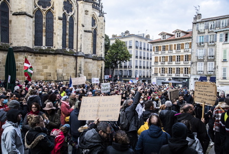 Passage et arrêt des manifestants devant et dans le bâtiment abritant les locaux du journal et quotidien Sud-Ouest pour faire connaitre leur mécontentement vis à vis du traitement de l'information concernant la crise sanitaire. Manifestation contre l'instauration et la mise en place du Passeport Sanitaire maintenant, Pass Vaccinal à Bayonne au Pays Basque le 8 janvier 2022.
Passage and stop of the demonstrators in front of and in the building housing the premises of the newspaper and daily Sud-Ouest to make known their dissatisfaction with the treatment of information concerning the health crisis. Demonstration against the establishment and implementation of the Sanitary Passport now, Pass Vaccinal in Bayonne in the Basque Country on January 8, 2022.
Bayonne, Pays basque, Côte basque, 64 , Nouvelle Aquitaine, Pyrénées Atlantiques, Sud Ouest, France, Europe. New Aquitaine, Basque Country.
