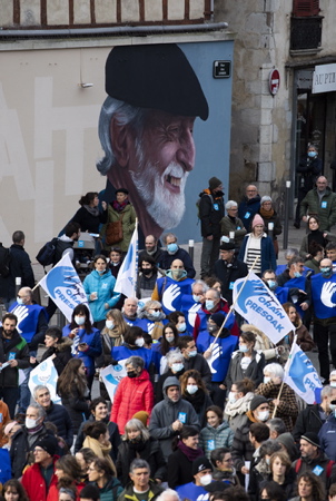 Manifestation à Bayonne au Pays basque le 8 janvier 2022 pour le rapprochement des prisonniers basques à l' appel de BAKE BIDEA et des ARTISANTS DE LA PAIX, sous le slogan "Le temps presse, Ion, Jakes eta Unai Gurekin"
Demonstration in Bayonne in the Basque Country on January 8, 2022 for the rapprochement of Basque prisoners at the call of BAKE BIDEA and the PEACE ARTISERS, under the slogan "Time is running out, Ion, Jakes eta Unai Gurekin"
Bayonne, Pays basque, 64 , Nouvelle Aquitaine, Pyrénées Atlantiques, Sud Ouest, France, Europe.
New Aquitaine, Basque Country.