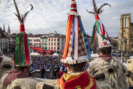 Joaldunak "Les Sonneurs de cloches" lors de la manifestation à Bayonne au Pays basque le 8 janvier 2022 pour le rapprochement des prisonniers basques à l' appel de BAKE BIDEA et des ARTISANTS DE LA PAIX, sous le slogan "Le temps presse, Ion, Jakes eta Unai Gurekin"
Joaldunak "The Bell Ringers" during the demonstration in Bayonne in the Basque Country on January 8, 2022 for the rapprochement of Basque prisoners at the call of BAKE BIDEA and the PEACE ARTISANTS, under the slogan "Time is running out, Ion, Jakes eta Unai Gurekin "
Bayonne, Pays basque, 64 , Nouvelle Aquitaine, Pyrénées Atlantiques, Sud Ouest, France, Europe.
New Aquitaine, Basque Country.