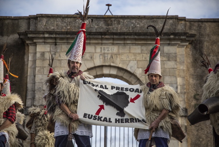 Joaldunak "Les Sonneurs de cloches" lors de la manifestation à Bayonne au Pays basque le 8 janvier 2022 pour le rapprochement des prisonniers basques à l' appel de BAKE BIDEA et des ARTISANTS DE LA PAIX, sous le slogan "Le temps presse, Ion, Jakes eta Unai Gurekin"
Joaldunak "The Bell Ringers" during the demonstration in Bayonne in the Basque Country on January 8, 2022 for the rapprochement of Basque prisoners at the call of BAKE BIDEA and the PEACE ARTISANTS, under the slogan "Time is running out, Ion, Jakes eta Unai Gurekin "
Bayonne, Pays basque, 64 , Nouvelle Aquitaine, Pyrénées Atlantiques, Sud Ouest, France, Europe.
New Aquitaine, Basque Country.