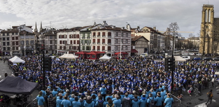 Manifestation à Bayonne au Pays basque le 8 janvier 2022 pour le rapprochement des prisonniers basques à l' appel de BAKE BIDEA et des ARTISANTS DE LA PAIX, sous le slogan "Le temps presse, Ion, Jakes eta Unai Gurekin"
Demonstration in Bayonne in the Basque Country on January 8, 2022 for the rapprochement of Basque prisoners at the call of BAKE BIDEA and the PEACE ARTISERS, under the slogan "Time is running out, Ion, Jakes eta Unai Gurekin"
Bayonne, Pays basque, 64 , Nouvelle Aquitaine, Pyrénées Atlantiques, Sud Ouest, France, Europe.
New Aquitaine, Basque Country.