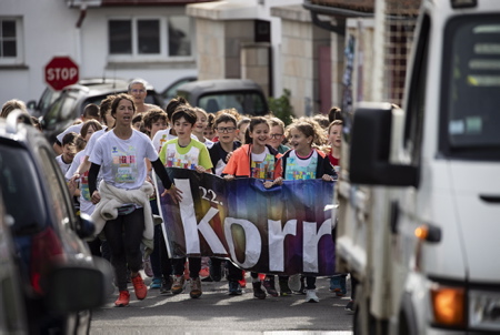 Korrika 2022, passage de la course de la Korrika a Ahetze le 8 avril 2022 au Pays Basque la Korrika est une course organise par l association AEK ( Alfabetatze Euskalduntze Koordinakundea) association de cours de basque aux adultes afin de lever des fonds pour devellopper la langue basque.
Korrika 2022, passage of the Korrika race in Ahetze on April 8, 2022 in the Basque Country the Korrika is a race organized by the association AEK (Alfabetatze Euskalduntze Koordinakundea) association of Basque courses for adults in order to raise funds to develop the language Basque.
Ahetze, Pays Basque, Region Nouvelle-Aquitaine, Pyrenees-Atlantiques France, Europe.