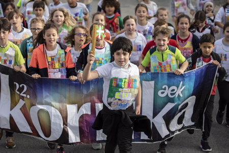 Korrika 2022, passage de la course de la Korrika a Ahetze le 8 avril 2022 au Pays Basque la Korrika est une course organise par l association AEK ( Alfabetatze Euskalduntze Koordinakundea) association de cours de basque aux adultes afin de lever des fonds pour devellopper la langue basque.
Korrika 2022, passage of the Korrika race in Ahetze on April 8, 2022 in the Basque Country the Korrika is a race organized by the association AEK (Alfabetatze Euskalduntze Koordinakundea) association of Basque courses for adults in order to raise funds to develop the language Basque.
Ahetze, Pays Basque, Region Nouvelle-Aquitaine, Pyrenees-Atlantiques France, Europe.