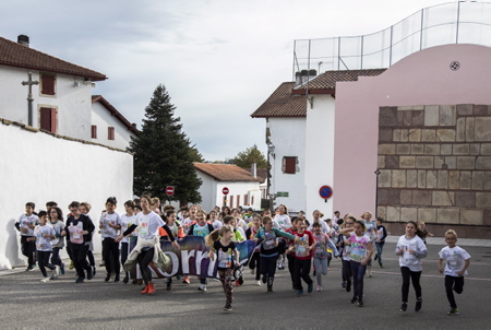 Korrika 2022, passage de la course de la Korrika a Ahetze le 8 avril 2022 au Pays Basque la Korrika est une course organise par l association AEK ( Alfabetatze Euskalduntze Koordinakundea) association de cours de basque aux adultes afin de lever des fonds pour devellopper la langue basque.
Korrika 2022, passage of the Korrika race in Ahetze on April 8, 2022 in the Basque Country the Korrika is a race organized by the association AEK (Alfabetatze Euskalduntze Koordinakundea) association of Basque courses for adults in order to raise funds to develop the language Basque.
Ahetze, Pays Basque, Region Nouvelle-Aquitaine, Pyrenees-Atlantiques France, Europe.