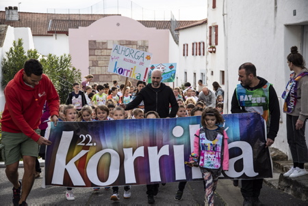 Korrika 2022, passage de la course de la Korrika a Ahetze le 8 avril 2022 au Pays Basque la Korrika est une course organise par l association AEK ( Alfabetatze Euskalduntze Koordinakundea) association de cours de basque aux adultes afin de lever des fonds pour devellopper la langue basque.
Korrika 2022, passage of the Korrika race in Ahetze on April 8, 2022 in the Basque Country the Korrika is a race organized by the association AEK (Alfabetatze Euskalduntze Koordinakundea) association of Basque courses for adults in order to raise funds to develop the language Basque.
Ahetze, Pays Basque, Region Nouvelle-Aquitaine, Pyrenees-Atlantiques France, Europe.