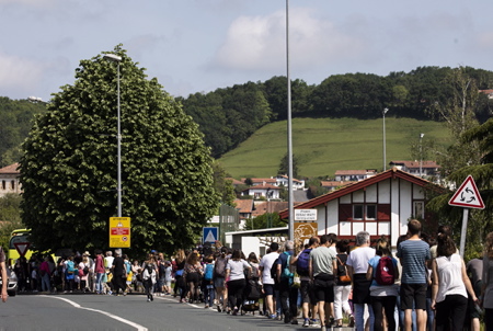 Herri Urrats édition 2022, la grande fête de la langue basque ( Euskara). Lors de l'ouverture de cette édition, la fédération, Seaska, a réclamé que les élèves aient le droit de rédiger en basque quelques épreuves du brevet et du bac comme le prévoit la loi. La fête des Ikastola et de l'association Seaska . Les Ikastola, école immersive en langue basque et la federation des écoles en langue basque Seaska organisent cette grande fête annuelle pret du lac de Saint Pée Sur Nivelle qui rassemble des milliers de personnes pour récolter des fonds financier pour la construction des écoles.
Herri Urrats 2022 edition, the great celebration of the Basque language (Euskara). At the opening of this edition, the federation, Seaska, demanded that the pupils have the right to write in Basque some examinations for the patent and the baccalaureate as provided for by law. The feast of the Ikastola and the Seaska association. The Ikastola, immersive school in the Basque language and the federation of schools in the Basque language Seaska organize this great annual festival near the lake of Saint Pée Sur Nivelle which brings together thousands of people to raise financial funds for the construction of schools.
Saint Pée Sur Nivelle, Pays Basque, Région Nouvelle-Aquitaine, Pyrénées-Atlantiques France, Europe.Basque Country, New Aquitaine Région