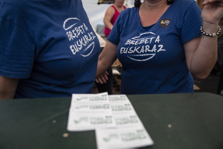Tshirts avec comme inscription, la reconnaissance du BREVET DES COLLEGES en langue basque (Brebeta Euzkaraz) . Herri Urrats édition 2022, la grande fête de la langue basque ( Euskara). Lors de l'ouverture de cette édition, la fédération, Seaska, a réclamé que les élèves aient le droit de rédiger en basque quelques épreuves du brevet et du bac comme le prévoit la loi. La fête des Ikastola et de l'association Seaska . Les Ikastola, école immersive en langue basque et la federation des écoles en langue basque Seaska organisent cette grande fête annuelle pret du lac de Saint Pée Sur Nivelle qui rassemble des milliers de personnes pour récolter des fonds financier pour la construction des écoles.
Tshirts with the inscription, the recognition of the CERTIFICATE OF COLLEGES in Basque language (Brebeta Euzkaraz). Herri Urrats 2022 edition, the great celebration of the Basque language (Euskara). At the opening of this edition, the federation, Seaska, demanded that the pupils have the right to write in Basque some examinations for the patent and the baccalaureate as provided for by law. The feast of the Ikastola and the Seaska association. The Ikastola, immersive school in the Basque language and the federation of schools in the Basque language Seaska organize this great annual festival near the lake of Saint Pée Sur Nivelle which brings together thousands of people to raise financial funds for the construction of schools.
Saint Pée Sur Nivelle, Pays Basque, Région Nouvelle-Aquitaine, Pyrénées-Atlantiques France, Europe.Basque Country, New Aquitaine Région