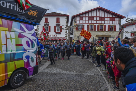 Korrika passage et évenement de la Korrika pour la défense et la sauvegarde de la langue basque, ici à Espelette le 9 avril 2022 22eme édition au Pays Basque la Korrika est une course organise par l association AEK ( Alfabetatze Euskalduntze Koordinakundea) association de cours de basque aux adultes afin de lever des fonds pour celle ci.
Korrika passage and event of the Korrika for the defense and preservation of the Basque language, here in Espelette on April 9, 2022 22nd edition in the Basque Country the Korrika is a race organized by the association AEK (Alfabetatze Euskaldunze Koordinakundea) association of Basque courses to adults in order to raise funds for this one.
Espelette, Pays basque, Nouvelle-Aquitaine, New-Aquitaine, Pyrénées-Atlantiques, Pays Basque, Europe, France.