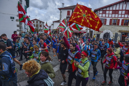 Korrika passage et évenement de la Korrika pour la défense et la sauvegarde de la langue basque, ici à Espelette le 9 avril 2022 22eme édition au Pays Basque la Korrika est une course organise par l association AEK ( Alfabetatze Euskalduntze Koordinakundea) association de cours de basque aux adultes afin de lever des fonds pour celle ci.
Korrika passage and event of the Korrika for the defense and preservation of the Basque language, here in Espelette on April 9, 2022 22nd edition in the Basque Country the Korrika is a race organized by the association AEK (Alfabetatze Euskaldunze Koordinakundea) association of Basque courses to adults in order to raise funds for this one.
Espelette, Pays basque, Nouvelle-Aquitaine, New-Aquitaine, Pyrénées-Atlantiques, Pays Basque, Europe, France.