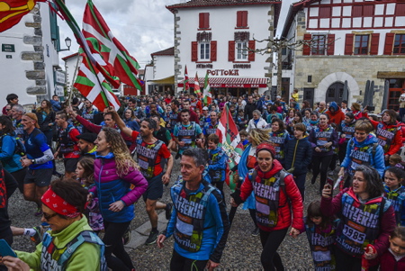 Korrika passage et évenement de la Korrika pour la défense et la sauvegarde de la langue basque, ici à Espelette le 9 avril 2022 22eme édition au Pays Basque la Korrika est une course organise par l association AEK ( Alfabetatze Euskalduntze Koordinakundea) association de cours de basque aux adultes afin de lever des fonds pour celle ci.
Korrika passage and event of the Korrika for the defense and preservation of the Basque language, here in Espelette on April 9, 2022 22nd edition in the Basque Country the Korrika is a race organized by the association AEK (Alfabetatze Euskaldunze Koordinakundea) association of Basque courses to adults in order to raise funds for this one.
Espelette, Pays basque, Nouvelle-Aquitaine, New-Aquitaine, Pyrénées-Atlantiques, Pays Basque, Europe, France.