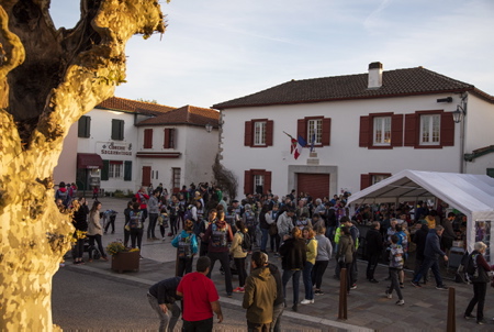 Korrika passage et évenement de la Korrika pour la défense et la sauvegarde de la langue basque, ici à Arbonne le 9 avril 2022 22eme édition au Pays Basque la Korrika est une course organise par l association AEK ( Alfabetatze Euskalduntze Koordinakundea) association de cours de basque aux adultes afin de lever des fonds pour celle ci.
Korrika passage and event of the Korrika for the defense and preservation of the Basque language, here in Arbonne on April 9, 2022 22nd edition in the Basque Country the Korrika is a race organized by the association AEK (Alfabetatze Euskaldunze Koordinakundea) association of Basque courses to adults in order to raise funds for this one.
Arbonne, Pays basque, Nouvelle-Aquitaine, New-Aquitaine, Pyrénées-Atlantiques, Pays Basque, Europe, France.