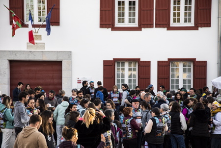 Korrika passage et évenement de la Korrika pour la défense et la sauvegarde de la langue basque, ici à Arbonne le 9 avril 2022 22eme édition au Pays Basque la Korrika est une course organise par l association AEK ( Alfabetatze Euskalduntze Koordinakundea) association de cours de basque aux adultes afin de lever des fonds pour celle ci.
Korrika passage and event of the Korrika for the defense and preservation of the Basque language, here in Arbonne on April 9, 2022 22nd edition in the Basque Country the Korrika is a race organized by the association AEK (Alfabetatze Euskaldunze Koordinakundea) association of Basque courses to adults in order to raise funds for this one.
Arbonne, Pays basque, Nouvelle-Aquitaine, New-Aquitaine, Pyrénées-Atlantiques, Pays Basque, Europe, France.
