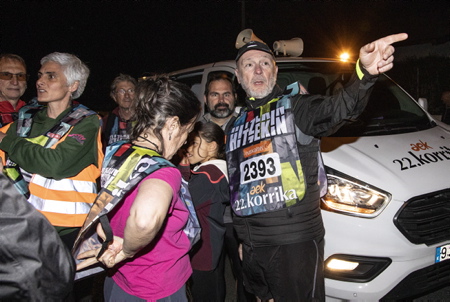 Le Maire de Bidart (photo) Emmanuel Alzuri juste avant le passage de la Korrika ou il doit prendre le relais en brandissant le bâton-témoin entouré de l'ikurrina, le drapeau basque. Evenement de la Korrika pour la défense et la sauvegarde de la langue basque, ici à Bidart sur la côte basque, le 9 avril 2022 22eme édition au Pays Basque la Korrika est une course organise par l association AEK ( Alfabetatze Euskalduntze Koordinakundea) association de cours de basque aux adultes afin de lever des fonds pour celle ci.
The Mayor of Bidart (photo) Emmanuel Alzuri just before crossing the Korrika where he must take over by brandishing the baton surrounded by the ikurrina, the Basque flag. Korrika event for the defense and safeguarding of the Basque language, here in Bidart on the Basque coast, April 9, 2022 22nd edition in the Basque Country the Korrika is a race organized by the association AEK (Alfabetatze Euskaldunze Koordinakundea) course association of Basque to adults in order to raise funds for this one.
Arbonne, Pays basque, Nouvelle-Aquitaine, New-Aquitaine, Pyrénées-Atlantiques, Pays Basque, Europe, France.