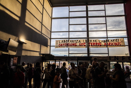 LURRAMA La ferme au Pays Basque à la Halle d'Iraty de Biarritz sur la côte basque le 12 novembre 2022, LURRAMA est un salon de l'agriculture Paysanne basque conçu par l'association EHLG (Euskal Herriko Laborantza Ganbara)  pour promouvoir l'agriculture paysanne et durable, respectueuse des hommes et de la nature.

LURRAMA The farm in the Basque Country at the Halle d'Iraty in Biarritz on the Basque coast on November 12, 2022, LURRAMA is a Basque peasant agriculture fair designed by the EHLG association (Euskal Herriko Laborantza Ganbara) to promote agriculture peasant and sustainable, respectful of people and nature.

Biarritz, Pays Basque, Region Nouvelle-Aquitaine, Pyrenees-Atlantiques France, Europe.
Basque Country, New Aquitaine Region



