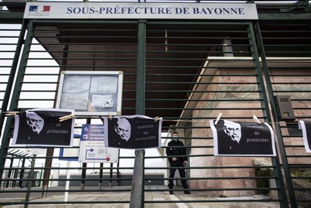 Bayonne au Pays basque, mobilisation des personnels de l'Éducation nationale contre la politique sanitaire et au protocole sanitaire sans cesse changeant mise en place par le ministère de l'éducation nationale, manifestation sous le slogan (Enseignants en colère, non au protocole Blanquer ).
Bayonne in the Basque Country, mobilization of National Education staff against the health policy and the ever-changing health protocol set up by the Ministry of National Education, demonstration under the slogan (Angry teachers, no to the Blanquer protocol) .
Bayonne, Pays basque, Côte basque, 64 , Nouvelle Aquitaine, Pyrénées Atlantiques, Sud Ouest, France, Europe. New Aquitaine, Basque Country.