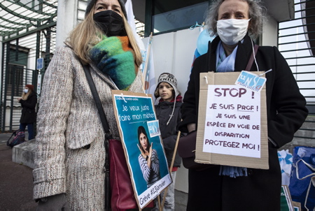 Un jeune garçon avec sa maman ( sur la gauche ) autorisation OK lors de la manifestation du 13 janvier 2022 à Bayonne au Pays basque, mobilisation des personnels de l'Éducation nationale contre la politique sanitaire et au protocole sanitaire sans cesse changeant mise en place par le ministère de l'éducation nationale, manifestation sous le slogan (Enseignants en colère, non au protocole Blanquer ).
A young boy with his mother (on the left) OK authorization during the demonstration of January 13, 2022 in Bayonne in the Basque Country, mobilization of National Education staff against the health policy and the constantly changing health protocol implemented by the Ministry of National Education, demonstration under the slogan (Angry teachers, no to the Blanquer protocol).
Bayonne, Pays basque, Côte basque, 64 , Nouvelle Aquitaine, Pyrénées Atlantiques, Sud Ouest, France, Europe. New Aquitaine, Basque Country.