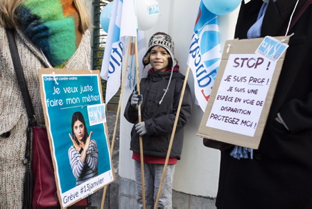 Un jeune garçon avec sa maman ( sur la gauche ) autorisation OK lors de la manifestation du 13 janvier 2022 à Bayonne au Pays basque, mobilisation des personnels de l'Éducation nationale contre la politique sanitaire et au protocole sanitaire sans cesse changeant mise en place par le ministère de l'éducation nationale, manifestation sous le slogan (Enseignants en colère, non au protocole Blanquer ).
A young boy with his mother (on the left) OK authorization during the demonstration of January 13, 2022 in Bayonne in the Basque Country, mobilization of National Education staff against the health policy and the constantly changing health protocol implemented by the Ministry of National Education, demonstration under the slogan (Angry teachers, no to the Blanquer protocol).
Bayonne, Pays basque, Côte basque, 64 , Nouvelle Aquitaine, Pyrénées Atlantiques, Sud Ouest, France, Europe. New Aquitaine, Basque Country.