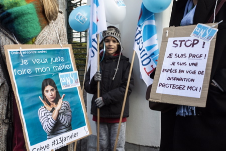 Un jeune garçon avec sa maman ( sur la gauche ) autorisation OK lors de la manifestation du 13 janvier 2022 à Bayonne au Pays basque, mobilisation des personnels de l'Éducation nationale contre la politique sanitaire et au protocole sanitaire sans cesse changeant mise en place par le ministère de l'éducation nationale, manifestation sous le slogan (Enseignants en colère, non au protocole Blanquer ).
A young boy with his mother (on the left) OK authorization during the demonstration of January 13, 2022 in Bayonne in the Basque Country, mobilization of National Education staff against the health policy and the constantly changing health protocol implemented by the Ministry of National Education, demonstration under the slogan (Angry teachers, no to the Blanquer protocol).
Bayonne, Pays basque, Côte basque, 64 , Nouvelle Aquitaine, Pyrénées Atlantiques, Sud Ouest, France, Europe. New Aquitaine, Basque Country.