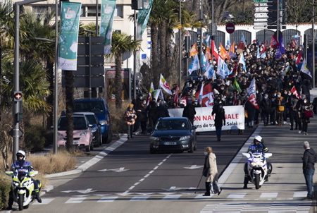 Bayonne au Pays basque, mobilisation des personnels de l'Éducation nationale contre la politique sanitaire et au protocole sanitaire sans cesse changeant mise en place par le ministère de l'éducation nationale, manifestation sous le slogan (Enseignants en colère, non au protocole Blanquer ).
Bayonne in the Basque Country, mobilization of National Education staff against the health policy and the ever-changing health protocol set up by the Ministry of National Education, demonstration under the slogan (Angry teachers, no to the Blanquer protocol) .
Bayonne, Pays basque, Côte basque, 64 , Nouvelle Aquitaine, Pyrénées Atlantiques, Sud Ouest, France, Europe. New Aquitaine, Basque Country.