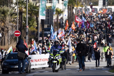 Bayonne au Pays basque, mobilisation des personnels de l'Éducation nationale contre la politique sanitaire et au protocole sanitaire sans cesse changeant mise en place par le ministère de l'éducation nationale, manifestation sous le slogan (Enseignants en colère, non au protocole Blanquer ).
Bayonne in the Basque Country, mobilization of National Education staff against the health policy and the ever-changing health protocol set up by the Ministry of National Education, demonstration under the slogan (Angry teachers, no to the Blanquer protocol) .
Bayonne, Pays basque, Côte basque, 64 , Nouvelle Aquitaine, Pyrénées Atlantiques, Sud Ouest, France, Europe. New Aquitaine, Basque Country.