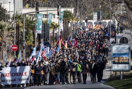 Bayonne au Pays basque, mobilisation des personnels de l'Éducation nationale contre la politique sanitaire et au protocole sanitaire sans cesse changeant mise en place par le ministère de l'éducation nationale, manifestation sous le slogan (Enseignants en colère, non au protocole Blanquer ).
Bayonne in the Basque Country, mobilization of National Education staff against the health policy and the ever-changing health protocol set up by the Ministry of National Education, demonstration under the slogan (Angry teachers, no to the Blanquer protocol) .
Bayonne, Pays basque, Côte basque, 64 , Nouvelle Aquitaine, Pyrénées Atlantiques, Sud Ouest, France, Europe. New Aquitaine, Basque Country.
