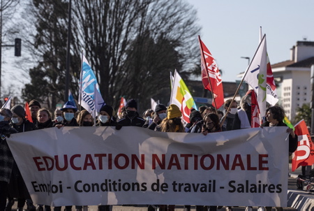 Bayonne au Pays basque, mobilisation des personnels de l'Éducation nationale contre la politique sanitaire et au protocole sanitaire sans cesse changeant mise en place par le ministère de l'éducation nationale, manifestation sous le slogan (Enseignants en colère, non au protocole Blanquer ).
Bayonne in the Basque Country, mobilization of National Education staff against the health policy and the ever-changing health protocol set up by the Ministry of National Education, demonstration under the slogan (Angry teachers, no to the Blanquer protocol) .
Bayonne, Pays basque, Côte basque, 64 , Nouvelle Aquitaine, Pyrénées Atlantiques, Sud Ouest, France, Europe. New Aquitaine, Basque Country.