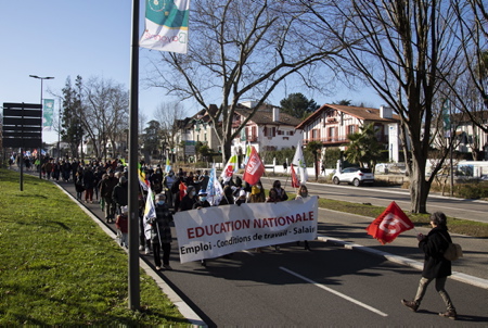 Bayonne au Pays basque, mobilisation des personnels de l'Éducation nationale contre la politique sanitaire et au protocole sanitaire sans cesse changeant mise en place par le ministère de l'éducation nationale, manifestation sous le slogan (Enseignants en colère, non au protocole Blanquer ).
Bayonne in the Basque Country, mobilization of National Education staff against the health policy and the ever-changing health protocol set up by the Ministry of National Education, demonstration under the slogan (Angry teachers, no to the Blanquer protocol) .
Bayonne, Pays basque, Côte basque, 64 , Nouvelle Aquitaine, Pyrénées Atlantiques, Sud Ouest, France, Europe. New Aquitaine, Basque Country.