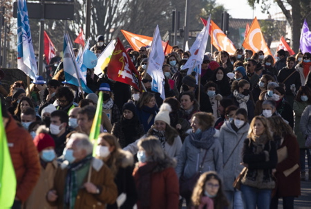 Bayonne au Pays basque, mobilisation des personnels de l'Éducation nationale contre la politique sanitaire et au protocole sanitaire sans cesse changeant mise en place par le ministère de l'éducation nationale, manifestation sous le slogan (Enseignants en colère, non au protocole Blanquer ).
Bayonne in the Basque Country, mobilization of National Education staff against the health policy and the ever-changing health protocol set up by the Ministry of National Education, demonstration under the slogan (Angry teachers, no to the Blanquer protocol) .
Bayonne, Pays basque, Côte basque, 64 , Nouvelle Aquitaine, Pyrénées Atlantiques, Sud Ouest, France, Europe. New Aquitaine, Basque Country.