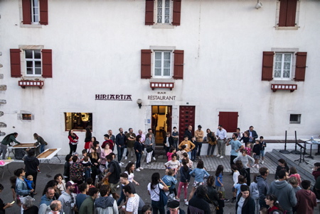 Soirée et fête populaire basque de la Saint Martin , sur la place historique du village d'Ahetze à l'initiative de l'Ikastola ALHORGA (Ecole en langue basque) et en collaboration avec le comité des fêtes du village (Ahetzeko Mozkor Banda,) dans le cadre des fêtes de ce petit village de la province du labourd.
Evening and popular Basque festival of Saint Martin, on the historic square of the village of Ahetze on the initiative of the Ikastola ALHORGA (Basque language school) and in collaboration with the village festival committee (Ahetzeko Mozkor Banda,) as part of the celebrations of this small village in the province of labourd.
Ahetze, Pays Basque, Region Nouvelle-Aquitaine, Pyrenees-Atlantiques France, Europe.
Basque Country, New Aquitaine Region