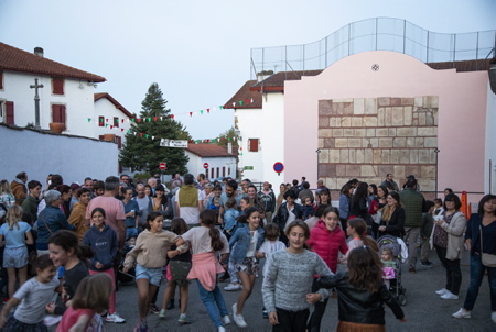 Soirée et fête populaire basque de la Saint Martin , sur la place historique du village d'Ahetze à l'initiative de l'Ikastola ALHORGA (Ecole en langue basque) et en collaboration avec le comité des fêtes du village (Ahetzeko Mozkor Banda,) dans le cadre des fêtes de ce petit village de la province du labourd.
Evening and popular Basque festival of Saint Martin, on the historic square of the village of Ahetze on the initiative of the Ikastola ALHORGA (Basque language school) and in collaboration with the village festival committee (Ahetzeko Mozkor Banda,) as part of the celebrations of this small village in the province of labourd.
Ahetze, Pays Basque, Region Nouvelle-Aquitaine, Pyrenees-Atlantiques France, Europe.
Basque Country, New Aquitaine Region