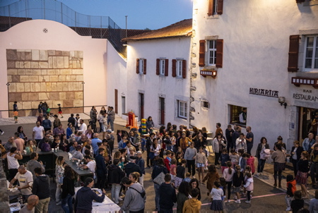 Soirée et fête populaire basque de la Saint Martin , sur la place historique du village d'Ahetze à l'initiative de l'Ikastola ALHORGA (Ecole en langue basque) et en collaboration avec le comité des fêtes du village (Ahetzeko Mozkor Banda,) dans le cadre des fêtes de ce petit village de la province du labourd.
Evening and popular Basque festival of Saint Martin, on the historic square of the village of Ahetze on the initiative of the Ikastola ALHORGA (Basque language school) and in collaboration with the village festival committee (Ahetzeko Mozkor Banda,) as part of the celebrations of this small village in the province of labourd.
Ahetze, Pays Basque, Region Nouvelle-Aquitaine, Pyrenees-Atlantiques France, Europe.
Basque Country, New Aquitaine Region
