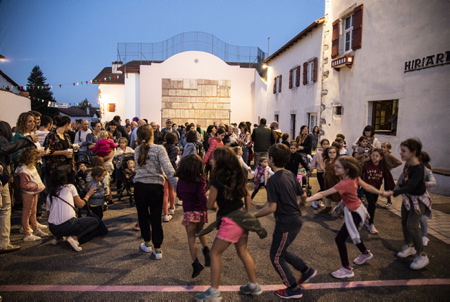 Soirée et fête populaire basque de la Saint Martin , sur la place historique du village d'Ahetze à l'initiative de l'Ikastola ALHORGA (Ecole en langue basque) et en collaboration avec le comité des fêtes du village (Ahetzeko Mozkor Banda,) dans le cadre des fêtes de ce petit village de la province du labourd.
Evening and popular Basque festival of Saint Martin, on the historic square of the village of Ahetze on the initiative of the Ikastola ALHORGA (Basque language school) and in collaboration with the village festival committee (Ahetzeko Mozkor Banda,) as part of the celebrations of this small village in the province of labourd.
Ahetze, Pays Basque, Region Nouvelle-Aquitaine, Pyrenees-Atlantiques France, Europe.
Basque Country, New Aquitaine Region