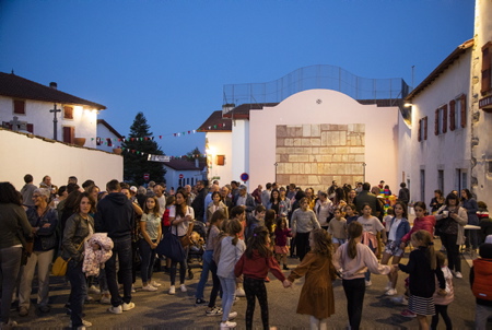 Soirée et fête populaire basque de la Saint Martin , sur la place historique du village d'Ahetze à l'initiative de l'Ikastola ALHORGA (Ecole en langue basque) et en collaboration avec le comité des fêtes du village (Ahetzeko Mozkor Banda,) dans le cadre des fêtes de ce petit village de la province du labourd.
Evening and popular Basque festival of Saint Martin, on the historic square of the village of Ahetze on the initiative of the Ikastola ALHORGA (Basque language school) and in collaboration with the village festival committee (Ahetzeko Mozkor Banda,) as part of the celebrations of this small village in the province of labourd.
Ahetze, Pays Basque, Region Nouvelle-Aquitaine, Pyrenees-Atlantiques France, Europe.
Basque Country, New Aquitaine Region