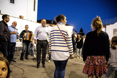 Philippe Elissalde ( au centre ) Maire du village d'Ahetze, lors de la soirée et fête populaire basque du village, fêtes de la Saint Martin sur la place historique du village d'Ahetze à l'initiative de l'Ikastola ALHORGA (Ecole en langue basque) et en collaboration avec le comité des fêtes du village (Ahetzeko Mozkor Banda,) dans le cadre des fêtes de ce petit village de la province du labourd.
Philippe Elissalde Mayor of the village of Ahetze, during the evening and popular Basque festival of the village, celebrations of Saint Martin on the historic square of the village of Ahetze on the initiative of the Ikastola ALHORGA (Basque language school) and in collaboration with the village festival committee (Ahetzeko Mozkor Banda,) as part of the celebrations of this small village in the province of labourd.
Ahetze, Pays Basque, Region Nouvelle-Aquitaine, Pyrenees-Atlantiques France, Europe.
Basque Country, New Aquitaine Region