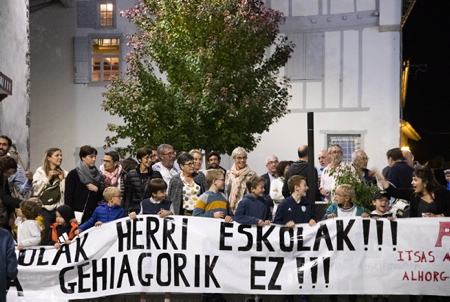 Banderole de revendication de l'Ikastola du village d'Ahetze pour faire valoir que l Ikastola à autant de droits que l'école publique du village lors de la soirée et fête populaire basque, sur la place historique du village d'Ahetze à l'initiative de l'Ikastola ALHORGA (Ecole en langue basque) et en collaboration avec le comité des fêtes du village (Ahetzeko Mozkor Banda,) dans le cadre des fêtes de ce petit village de la province du labourd.
Banner of claim of the Ikastola of the village of Ahetze to stop the "Sticks in the wheels and complication of the current majority" during the evening and popular Basque festival, on the historic square of the village of Ahetze on the initiative of the Ikastola ALHORGA (School in the Basque language) and in collaboration with the committee of the village festivals within the framework of the festivals of this small village of the province of labourd.
Ahetze, Pays Basque, Region Nouvelle-Aquitaine, Pyrenees-Atlantiques France, Europe.
Basque Country, New Aquitaine Region