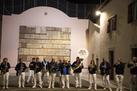 La Banda de Biarritz Ttipitto Banda en intervention lors de la soirée et fête populaire basque de la Saint Martin , sur la place historique du village d'Ahetze à l'initiative de l'Ikastola ALHORGA (Ecole en langue basque) et en collaboration avec le comité des fêtes du village (Ahetzeko Mozkor Banda,) dans le cadre des fêtes de ce petit village de la province du labourd.
La Banda de Biarritz Ttipitto Banda in intervention during the evening and popular Basque festival of Saint Martin, on the historic square of the village of Ahetze on the initiative of the Ikastola ALHORGA (Basque language school) and in collaboration with the village festival committee (Ahetzeko Mozkor Banda,) as part of the celebrations of this small village in the province of labourd.
Ahetze, Pays Basque, Region Nouvelle-Aquitaine, Pyrenees-Atlantiques France, Europe.
Basque Country, New Aquitaine Region