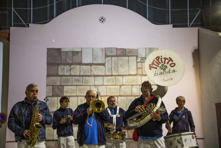 La Banda de Biarritz Ttipitto Banda en intervention lors de la soirée et fête populaire basque de la Saint Martin , sur la place historique du village d'Ahetze à l'initiative de l'Ikastola ALHORGA (Ecole en langue basque) et en collaboration avec le comité des fêtes du village (Ahetzeko Mozkor Banda,) dans le cadre des fêtes de ce petit village de la province du labourd.
La Banda de Biarritz Ttipitto Banda in intervention during the evening and popular Basque festival of Saint Martin, on the historic square of the village of Ahetze on the initiative of the Ikastola ALHORGA (Basque language school) and in collaboration with the village festival committee (Ahetzeko Mozkor Banda,) as part of the celebrations of this small village in the province of labourd.
Ahetze, Pays Basque, Region Nouvelle-Aquitaine, Pyrenees-Atlantiques France, Europe.
Basque Country, New Aquitaine Region