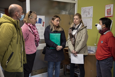 Liéna réfugiée Ukrainienne ( veste beige clair) maman de Kamilla 3 ans et demie acceuilli dans l'école de Mées. De GàD Michel Dinelli Adjoint au directeur de l'inspection Académique, Sophie IRIGOYEN la Maire de Mées, la cousine de la jeune réfugiée Anna qui lui fait la traduction et l'héberge en france et la directrice de l'école.
Liéna, Ukrainian refugee (light beige jacket) mother of Kamilla 3 and a half years old, welcomed in the school of Mées. From GtoD Michel Dinelli Assistant to the director of the Academic inspection, Sophie IRIGOYEN the Mayor of Mées, the cousin of the young refugee Anna who translates for her and hosts her in France and the director of the school.
Mées, Landes, Nouvelle-Aquitaine, New-Aquitaine, Pyrénées-Atlantiques, Europe, France.