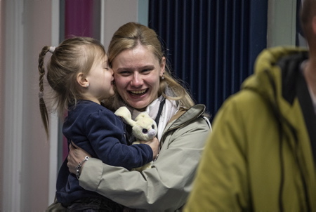 Kamilla et sa maman Liéna réfugiés Ukrainien (photo) sont acceuillis à Mées dans les landes (40 ), la petite Kamilla est entourée et prise en charge à l'école de Mées.
Kamilla and her mother Liéna, Ukrainian refugees (photo) are welcomed in Mées in the moors (40), little Kamilla is surrounded and cared for at the school in Mées.
Mées, Landes, Nouvelle-Aquitaine, New-Aquitaine, Pyrénées-Atlantiques, Europe, France.